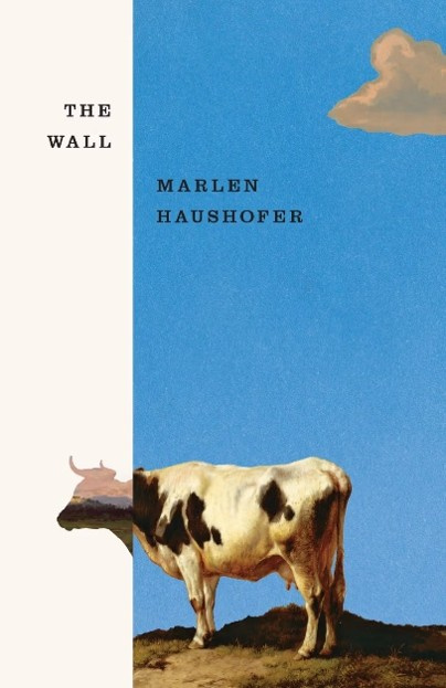 Copertina di La parete (The Wall) di Marlen Haushofer con una mucca contro il cielo azzurro