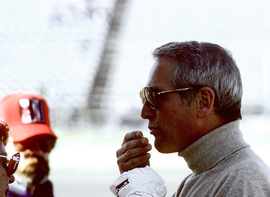 Paul Newman di profilo con occhiali da sole e dolcevita grigio