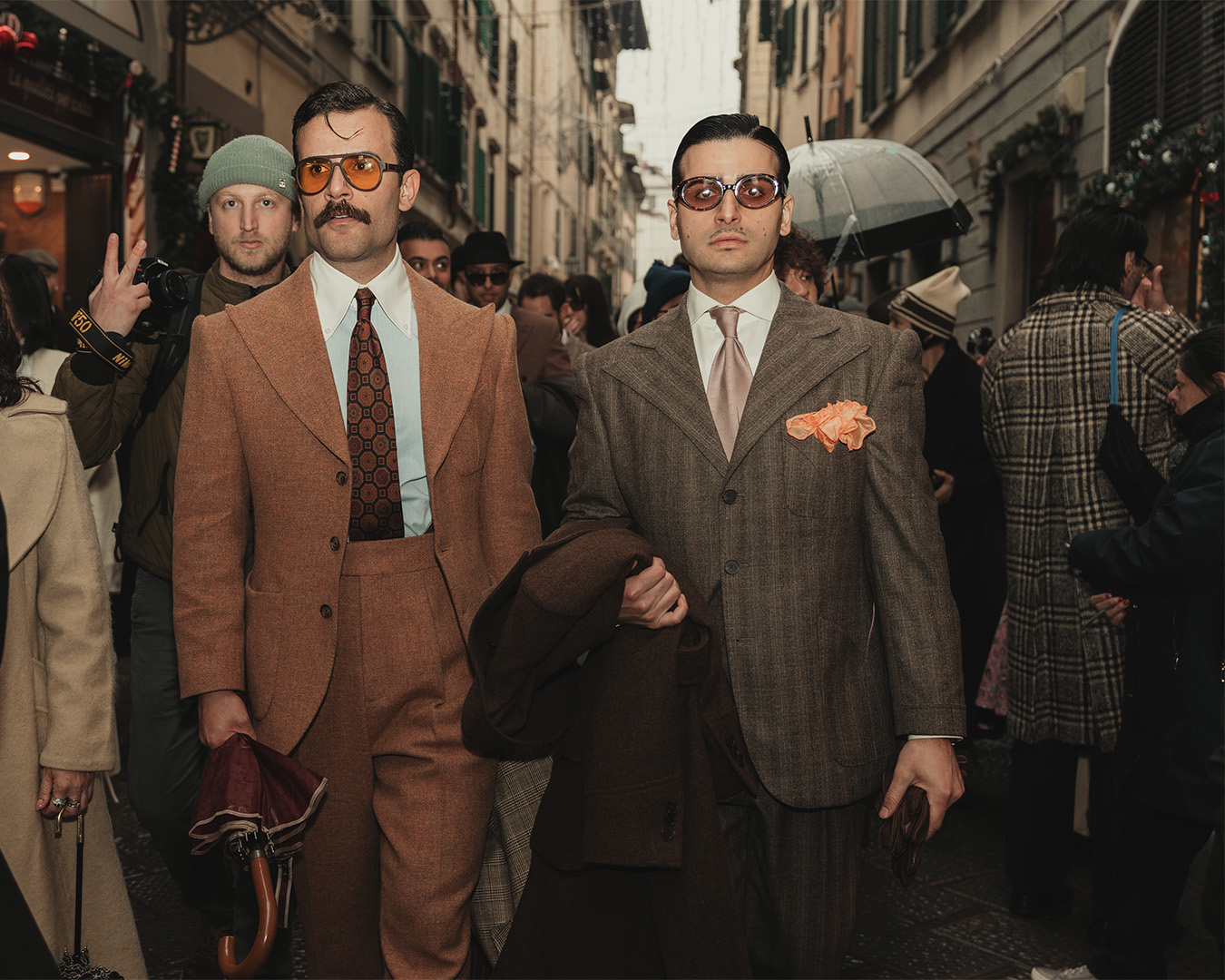 Due uomini in abiti marroni e cravatta in una strada di Firenze durante il Pitti Uomo