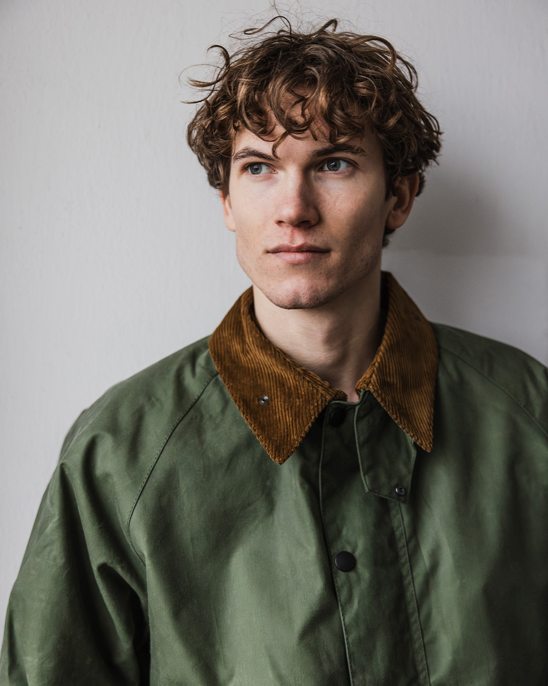 Uomo in giacca cerata verde Barbour con colletto in velluto a coste marrone