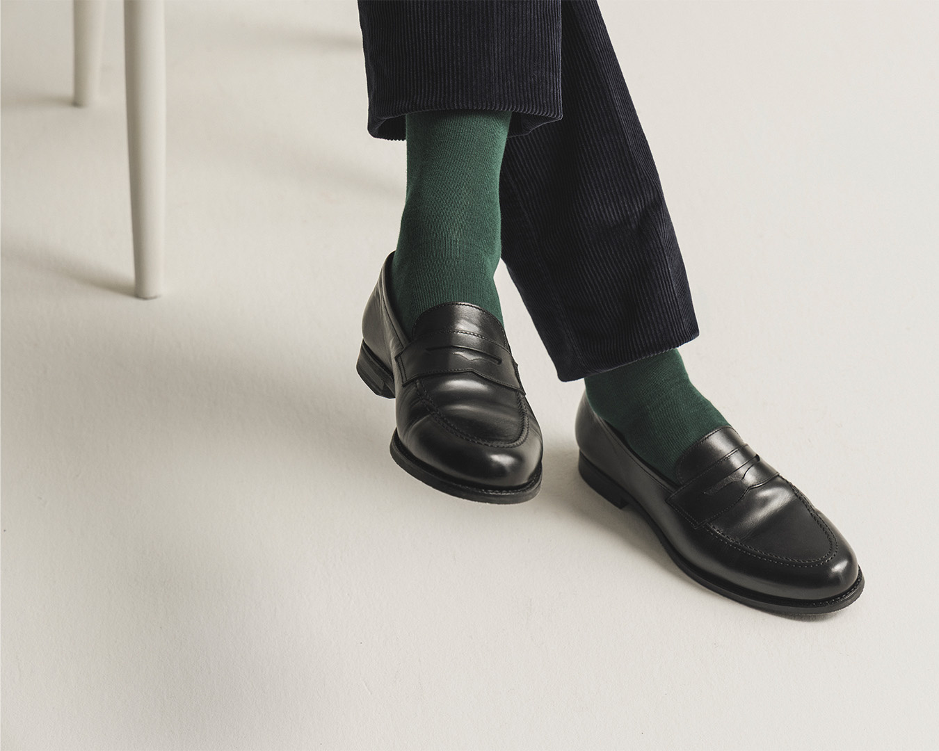 Penny loafer neri con calze verdi