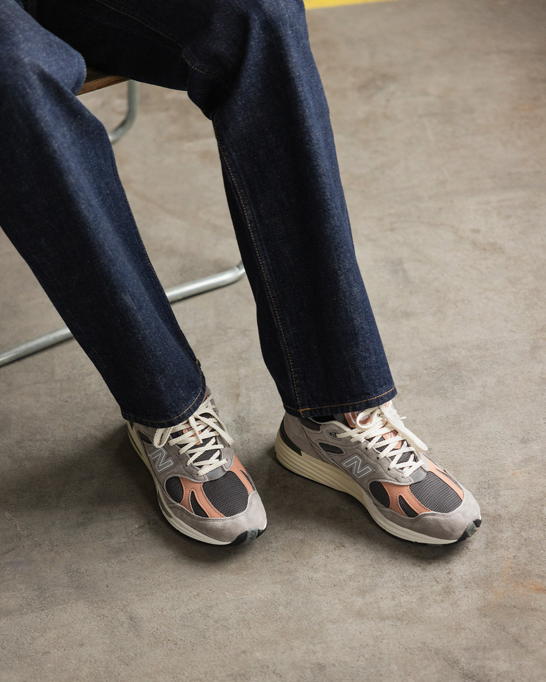 Primo piano di sneakers grigie e jeans scuri