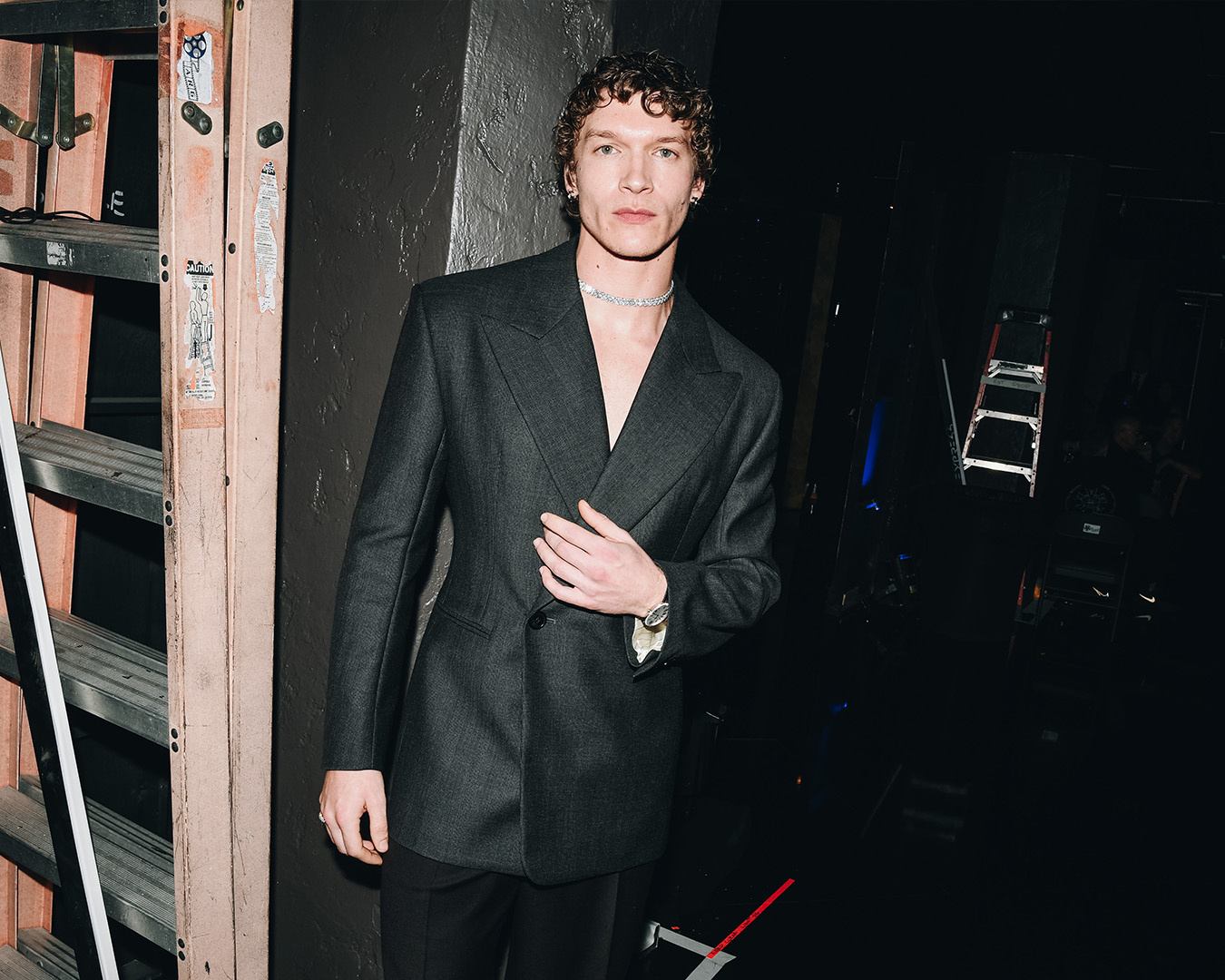 Connor Storrie in Saint Laurent e gioielli Tiffany & Co.