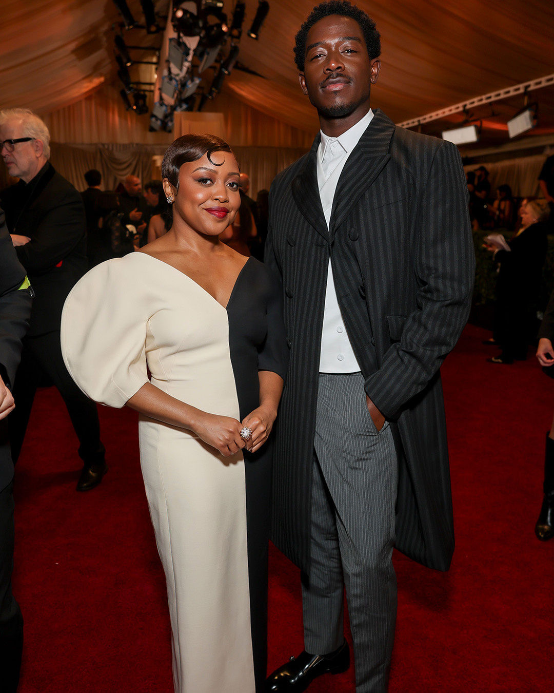 Damson Idris in Prada. Quinta Brunson in Gabriela Hearst, scarpe Jimmy Choo e gioielli Tiffany & Co.