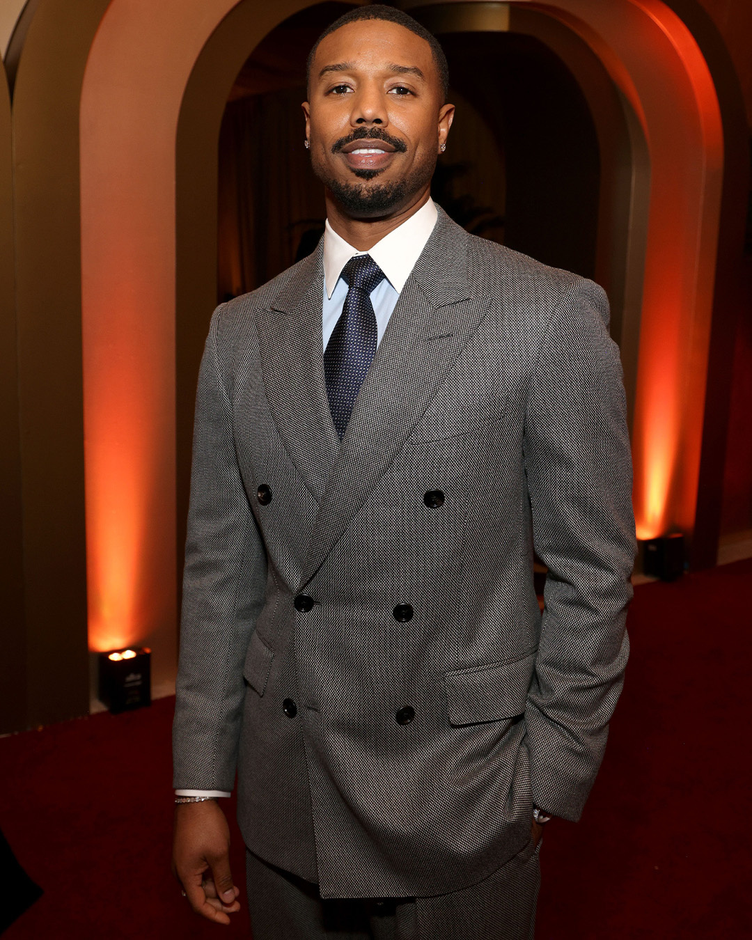 Michael B. Jordan (Sinners) in Tom Ford e gioielli David Yurman