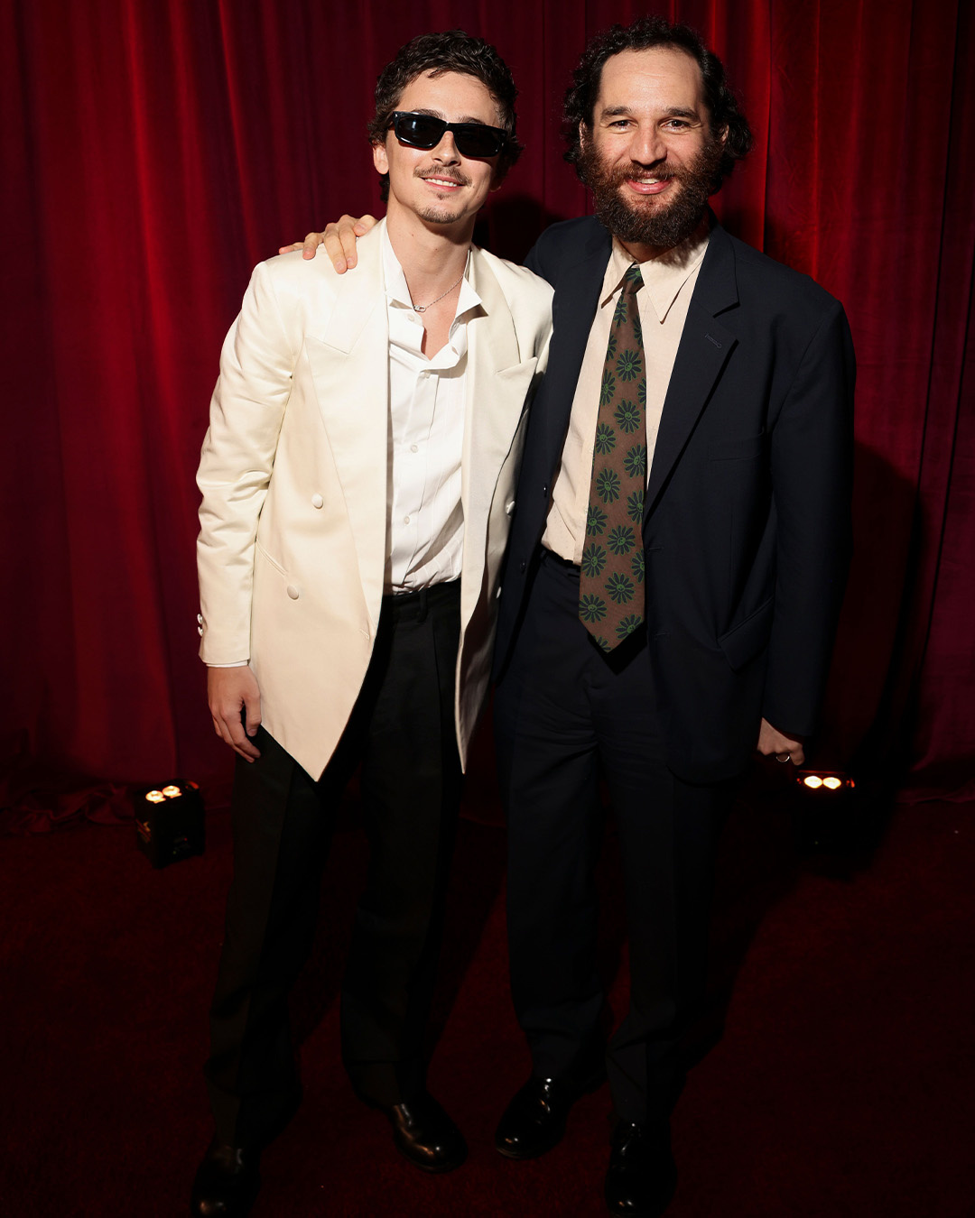 Josh Safdie e Timothée Chalamet in Prada e scarpe Christian Louboutin