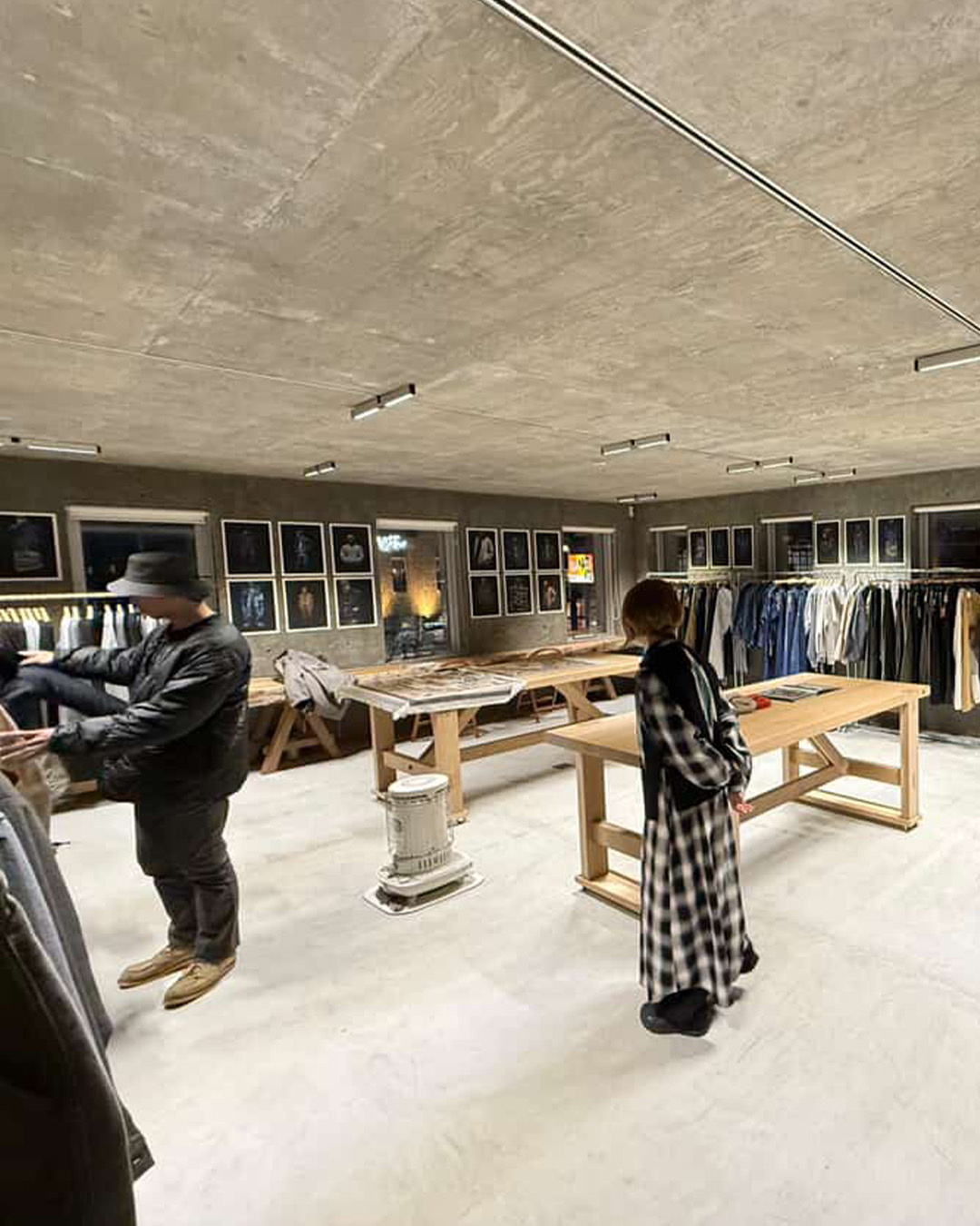 Showroom di orSlow a Tokyo con stender e tavoli
