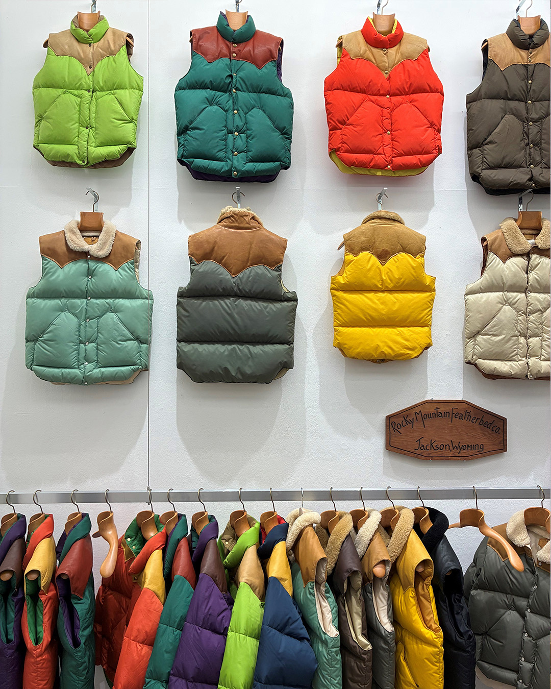 File di gilet e piumini di vari colori di Rocky Mountain Featherbed