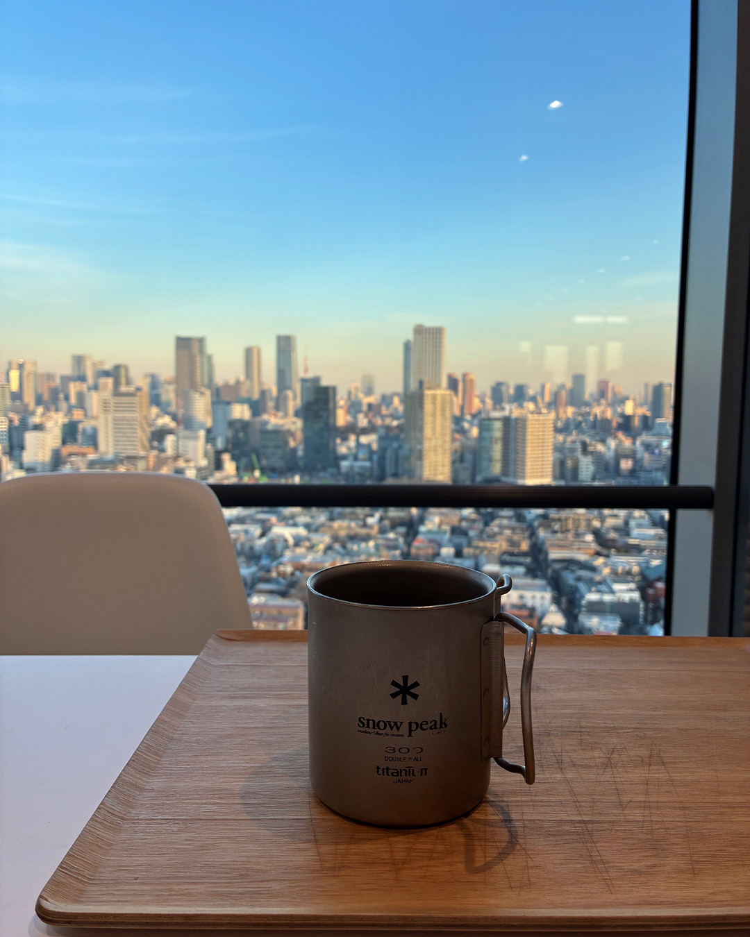 Tazza Snow Peak su un tavolo con vista su Tokyo