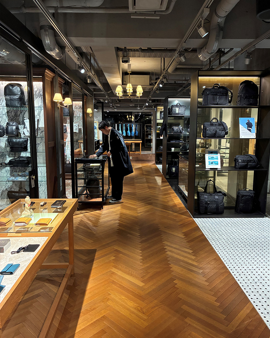 Interno del negozio Porter Yoshida & Co. con borse sugli scaffali