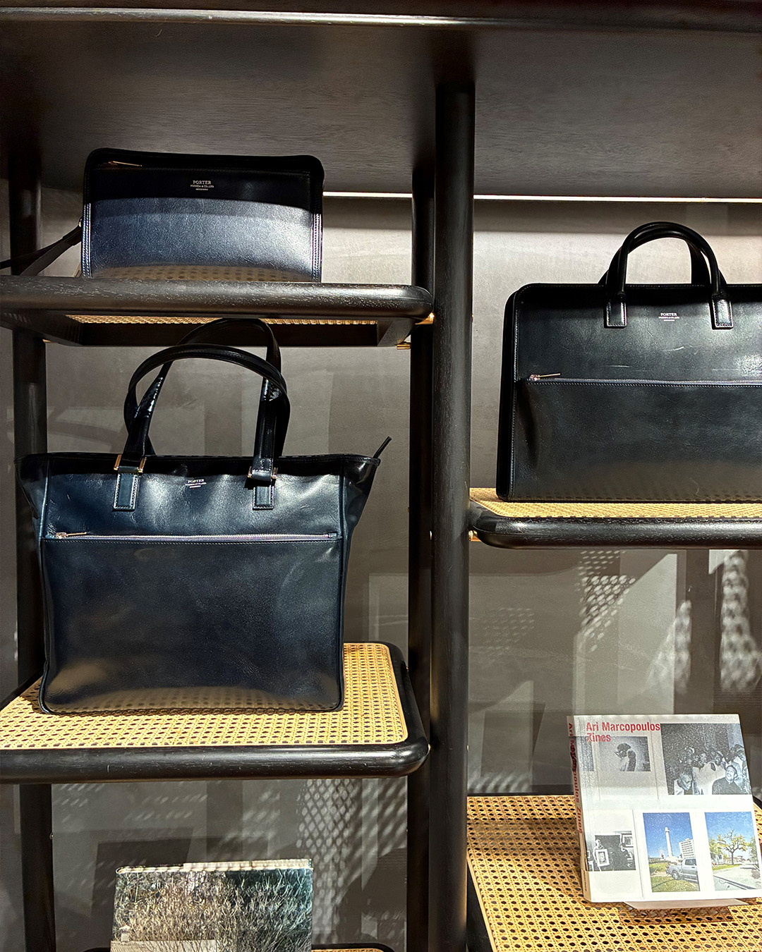Borse in pelle nera di Porter Yoshida & Co. sugli scaffali