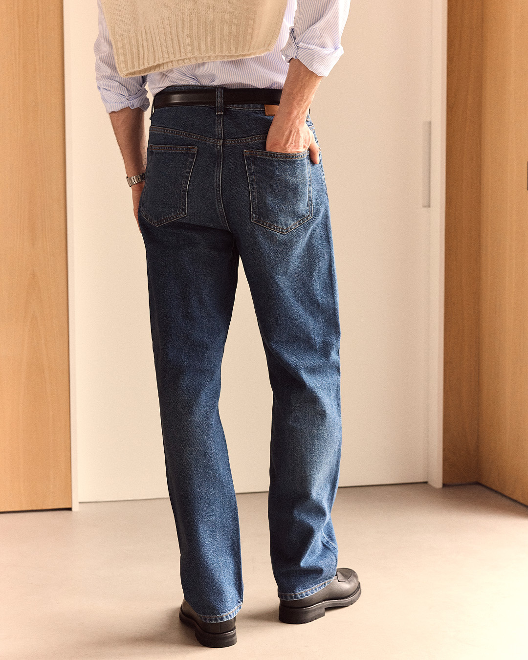 Uomo di spalle in jeans blu e scarpe nere