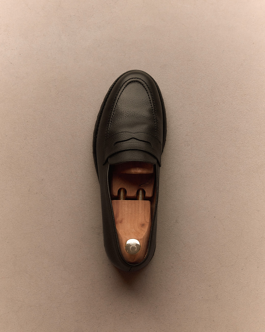 Penny loafer nero con tendiscarpe in legno visto dall'alto