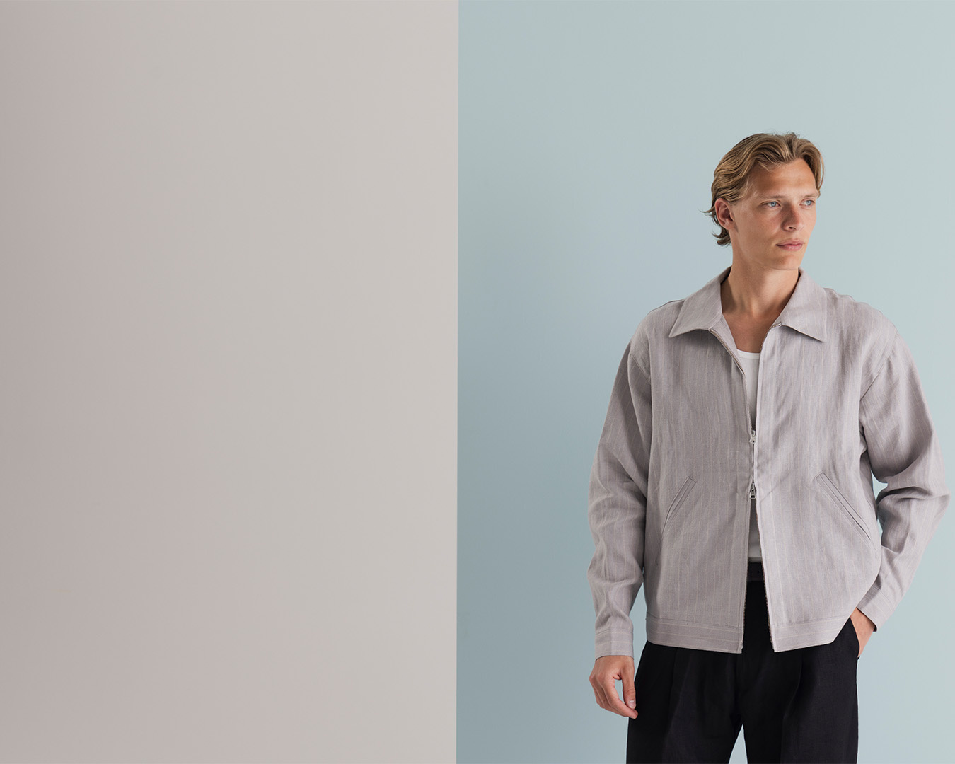 Uomo in overshirt di lino grigio chiaro e pantaloni neri